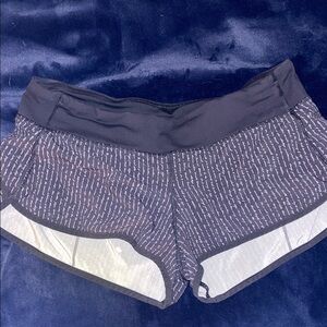 LuluLemon speed up low rise 2.5”Black Patterned Shorts